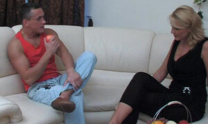 Качок трахает симпатичную мамку в ванной комнате