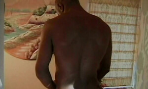 Зрелая негритянка делает минет мужу после куни