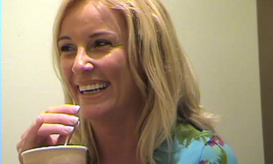 Телка играется с пенисом взрослого супруга