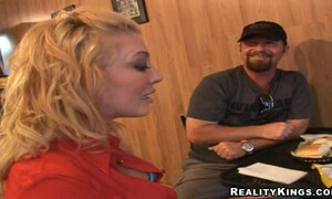 Зрелый мачо шпилится с привлекательной зрелкой в пилотку