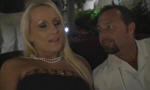 Зрелая баба поеблась с симпатичным мужиком в позе наездницы