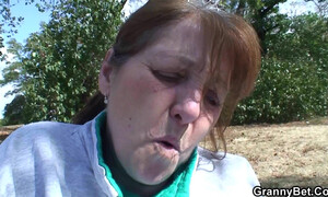 Толстая старушка заглотила хуй соседа и поскакала на пенисе