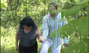 Взрослый сын вывел маму на прогулку и трахнул ее членом