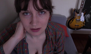 Жаркую страстную зрелку от книги способен оторвать только длинный молодой член