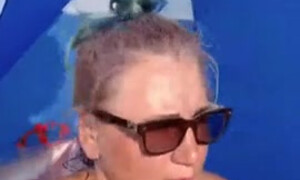 Взрослая дама ни капли не стесняется и трахается с пасынком на нудистском пляже