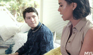 Молодому парню очень повезло с мачехой ведь она любит получать в дырки твердые члены