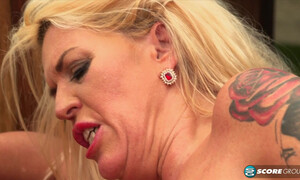 Два здоровых парня ебут в рот и пизду соседку с большими дойками