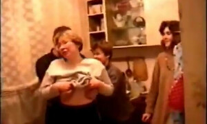 Выпившая пара долбится во время вечеринки в комнате (русское порно)