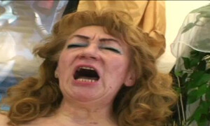 Толстая старушка ебется с молоденьким агентом на кастинге