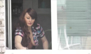 Пасынок смотрит, как голая зрелая мачеха моет окно!