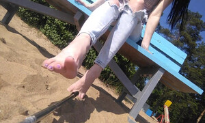 Футфетиш от 57-летней русской женщины на общественном пляже